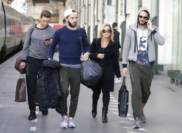 Thomas Vergara, sa mère Sylvia et des amis prennent un TGV à la gare de Lyon à Paris, France le 12 Novembre 2014.