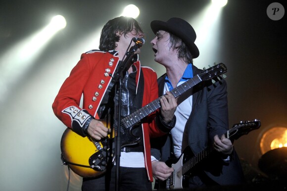 Pete Doherty et Carl Barât (The Libertines) en concert à Londres, le 26 septembre 2014.