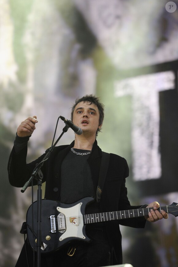 le rockeur Pete Doherty en concert avec les Libertines à Londres, le 5 juillet 2014.