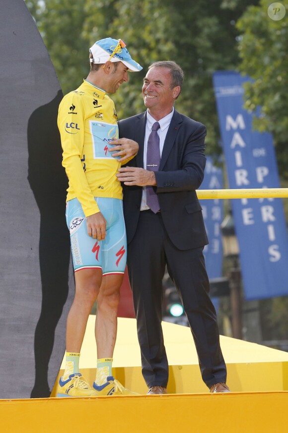 Bernard Hinault et Vincenzo Nibali à l'arrivée de la dernière étape du 101ème Tour de France sur l'avenue des Champs-Elysées à Paris, le 27 juillet 2014