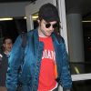 Exclusif - Robert Pattinson a une moustache et une barbe de quelques jours à son arrivée à l'aéroport deLAX à Los Angeles, le 24 octobre 2014.