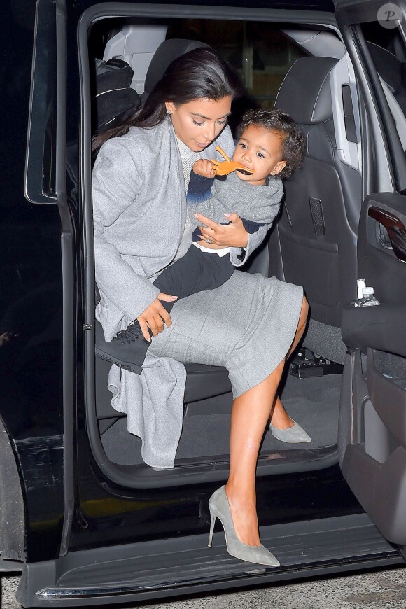 Kim Kardashian et sa fille North West à New York, le 7 novembre 2014.