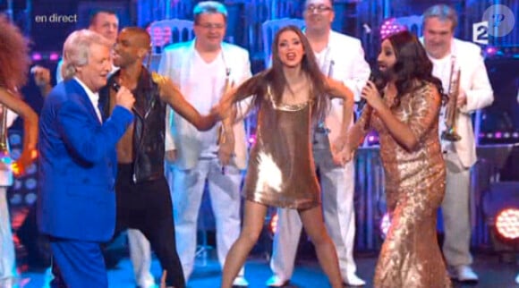 Patrick Sébastien et Cyril Hanouna (en Conchita Wurst) sur la scène de l'Olympia, dans Patrick Sébastien : Ze Fiesta, sur France 2, le vendredi 14 novembre 2014.