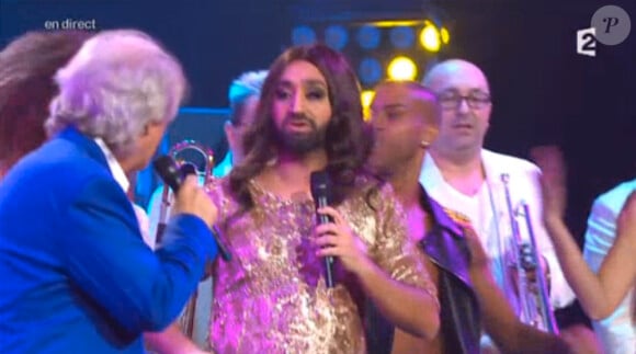 Patrick Sébastien et Cyril Hanouna (en Conchita Wurst) sur la scène de l'Olympia, dans Patrick Sébastien : Ze Fiesta, sur France 2, le vendredi 14 novembre 2014.