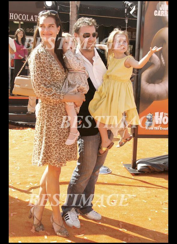 Brooke Shields avec son mari Chris Henchy et leurs filles Rowan et Grier à Los Angeles, le 8 mars 2008.