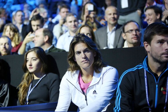 Amélie Mauresmo assiste impuissante à la déroute de son protégé Andy Murray, corrigé le 13 novembre 2014 au Masters de Londres par Roger Federer, 6-0 6-1 en 56 minutes.