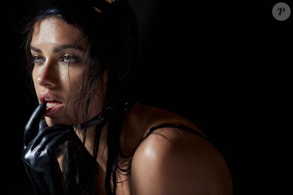 Adriana LIma. Image promotionnelle des coulisses du Calendrier Pirelli 2015 shooté par Steven Meisel