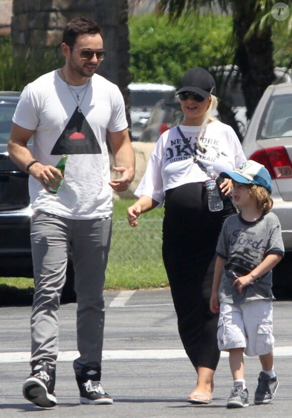 Exclusif - Christina Aguilera, très enceinte, son fiancé Matthew Rutler et son fils Max se rendent au mini golf à Studio City, le 12 juillet 2014. La star est devenue maman en août d'une petite Summer Rain.