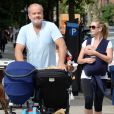 Kelsey Grammer avec son épouse Kayte Walsh dans les rues de New York, le 24 septembre 2014. Le comédien de 59 ans est devenu papa pour la 6e fois en juillet 2014.