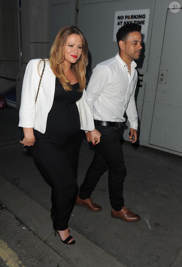 Kimkerley Wlash (enceinte) et son compagnon Justin Scott, à Londres le 22 juillet 2014. Le couple est parent d'un petit Bobby, né le 4 septembre 2014.