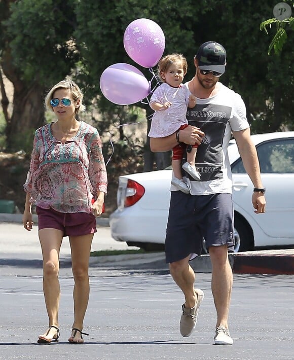 Chris Hemsworth avec sa femme Elsa Pataky et leur fille India se rendent à Malibu, le 10 avril 2014. Le couple est devenu parent en mars 2014 de jumeaux, Tristan et Sasha.