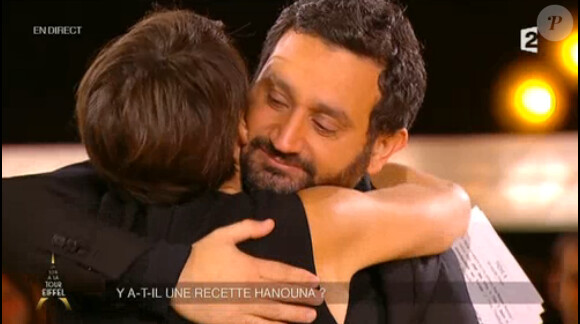 Cyril Hanouna, ému aux larmes, dans l'émission Un soir à la Tour Eiffel d'Alessandra Sublet, sur France 2, le mercredi 19 novembre 2014. Alessandra Sublet le prend dans ses bras