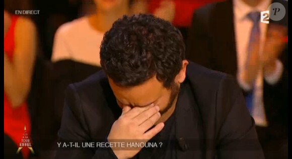 Cyril Hanouna craque dans l'émission Un soir à la Tour Eiffel d'Alessandra Sublet, sur France 2, le mercredi 19 novembre 2014