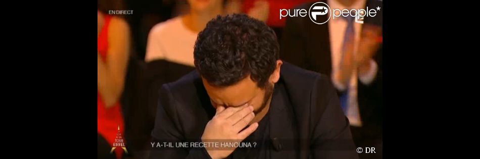 Cyril Hanouna craque dans l&#039;émission Un soir à la Tour Eiffel d&#039;Alessandra Sublet, sur France 2, le mercredi 19 novembre 2014