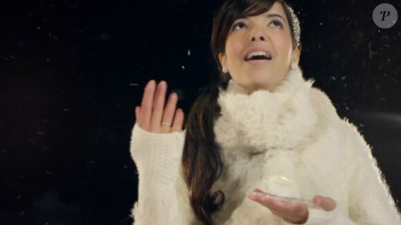 Indila dans le clip de Love Story