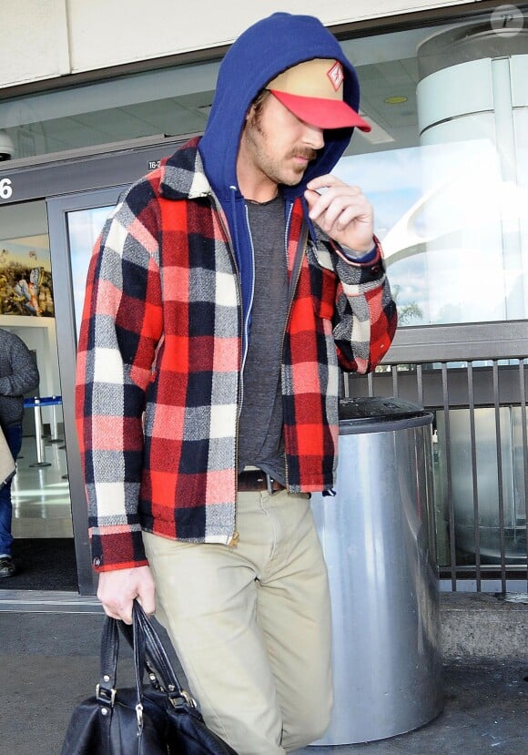 Ryan Gosling arrive à l'aéroport de LAX à Los Angeles, le 1er novembre 2014. Le jeune papa rentre du tournage de son nouveau film à Atlanta pour voir sa fille Esmeralda et sa compagne Eva Mendes. 