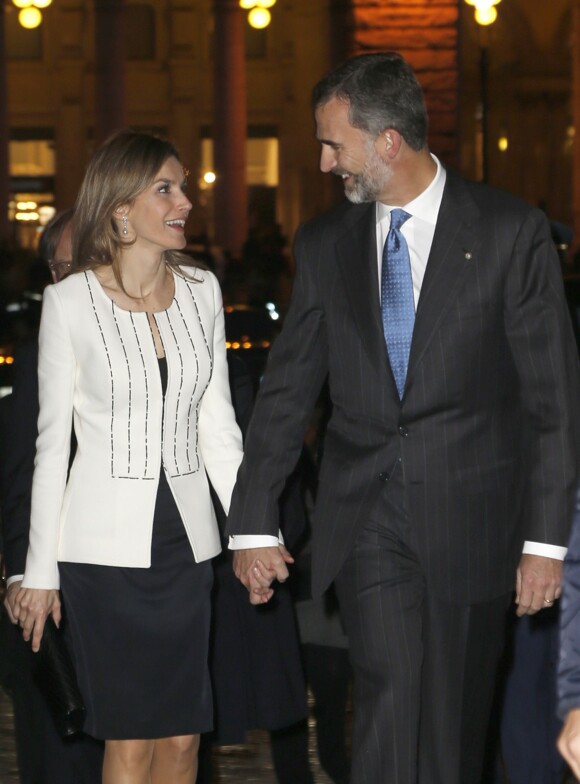 <p>Le roi Felipe VI et la reine Letizia d'Espagne, main dans la main dans les rues de Rome, se sont rendus à pied au palais Montecitorio (siège de la Chambre des députés), le 19 novembre 2014, lors de leur visite officielle inaugurale.</p>