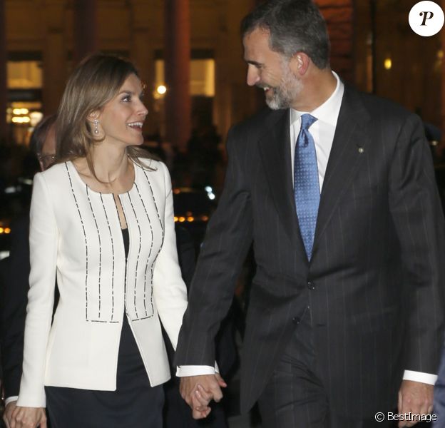 Le roi Felipe VI et la reine Letizia d'Espagne, main dans la main dans les rues de Rome, se sont rendus à pied au palais Montecitorio (siège de la Chambre des députés), le 19 novembre 2014, lors de leur visite officielle inaugurale.