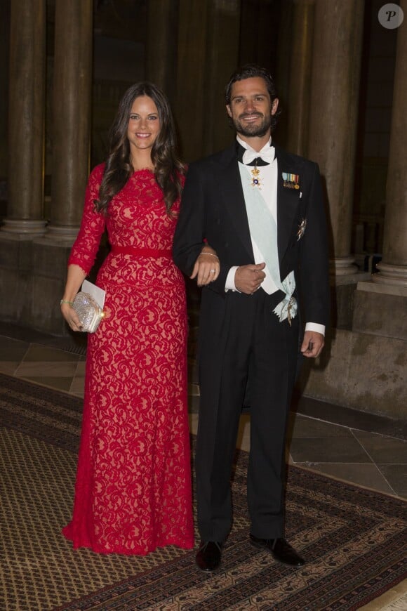Le prince Carl Philip de Suède et sa fiancée Sofia Hellqvist lors d'un dîner d'Etat au palais, à Stockholm, le 18 novembre 2014