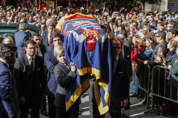 Obsèques de Maria del Rosario Cayetana Fitz-James Stuart, 18e duchesse d'Albe en la cathédrale de Séville, le 21 novembre 2014. Le cercueil de la défunte est porté par ses petits-enfants.