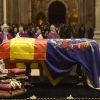 Obsèques de Maria del Rosario Cayetana Fitz-James Stuart, 18e duchesse d'Albe en la cathédrale de Séville, le 21 novembre 2014. Le cercueil est recouvert du drapeau de l'Espagne et du blason de la Maison d'Albe.