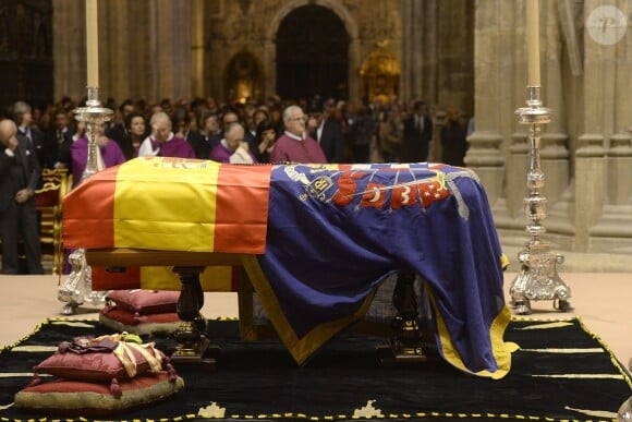 Obsèques de Maria del Rosario Cayetana Fitz-James Stuart, 18e duchesse d'Albe en la cathédrale de Séville, le 21 novembre 2014. Le cercueil est recouvert du drapeau de l'Espagne et du blason de la Maison d'Albe.