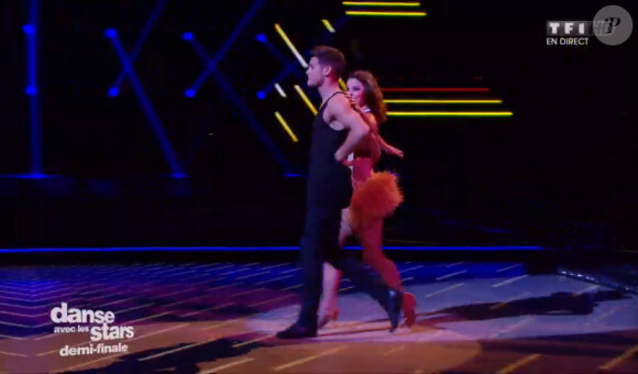 Rayane Bensetti et Denitsa, dans Danse avec les stars 5 sur TF1, le samedi 22 novemre 2014.