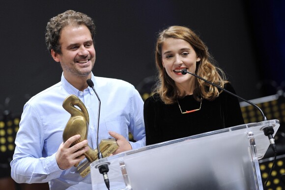 Lola Bessis et Ruben Amar recoivent l'Ibis du public à la cérémonie de clôture du Festival du Cinéma et Musique de Film de La Baule le 22 novembre