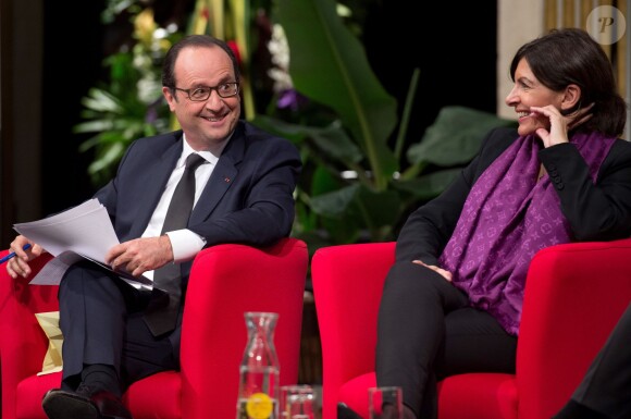 François Hollande et Anne Hidalgo à l'Hôtel de ville de Paris le 21 novembre 2014 pour le dîner annuel du CREFORM. 