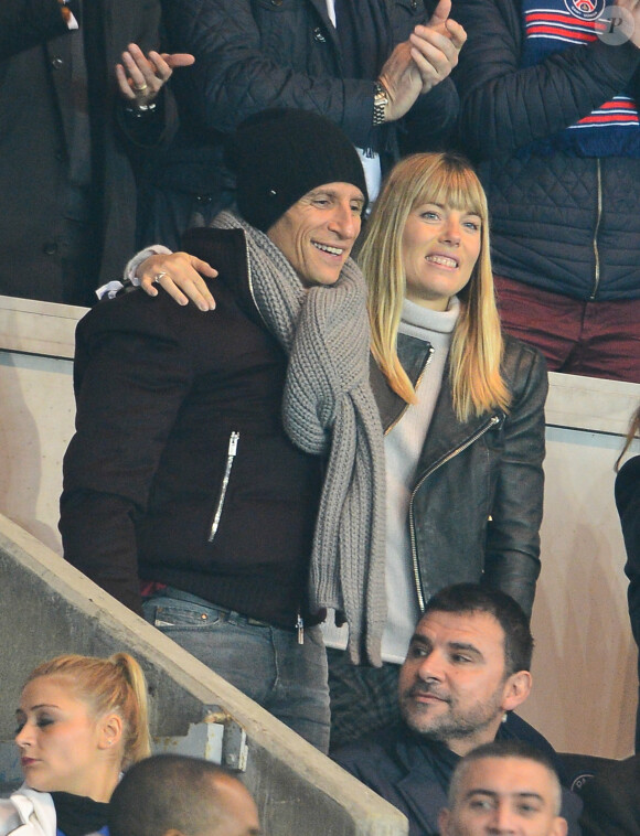 Nagui et son épouse Mélanie Page lors du match de Ligue des Champions entre le PSG et l'Ajax d'Amsterdam au Parc des Princes à Paris le 25 novembre 2014