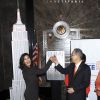 Teri Hatcher et Ban Ki-moon lors d'une cérémonie pour lancement de l'illumination en orange de l'Empire State Building à l'occasion de la journée de la violence faite aux femmes à New York, le 24 novembre 2014.