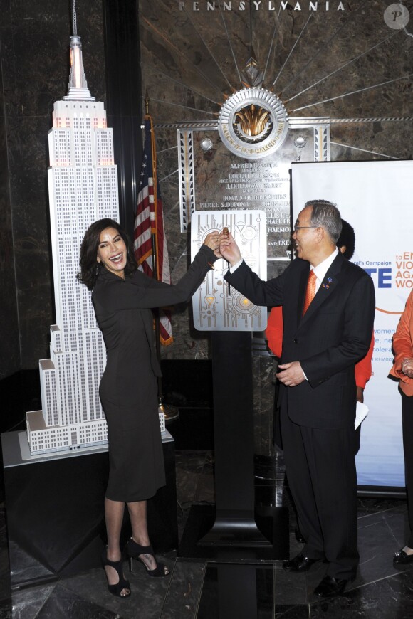Teri Hatcher et Ban Ki-moon lors d'une cérémonie pour lancement de l'illumination en orange de l'Empire State Building à l'occasion de la journée de la violence faite aux femmes à New York, le 24 novembre 2014.