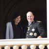 La princesse Charlene, enceinte de 8 mois, et le prince Albert II de Monaco au balcon du palais princier le 19 novembre 2014 lors de la Fête nationale en principauté. Un grand rendez-vous avec les Monégasques avant la naissance des bébés...