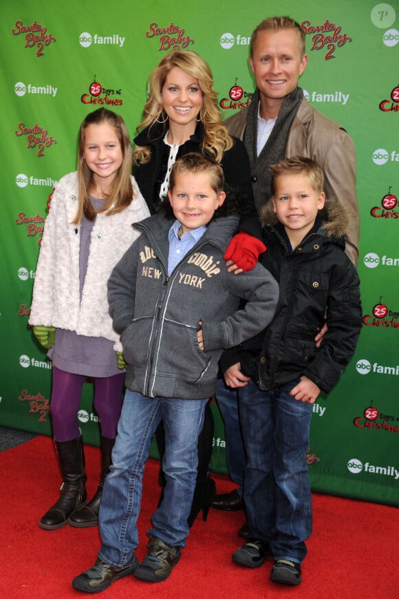 Candace Cameron Bure avec son mari Valeri Bure et ses enfants, Natasha, Lev et Maksim à la première de Santa Baby : Christmas Maybe, à New York, le 7 décembre 2009