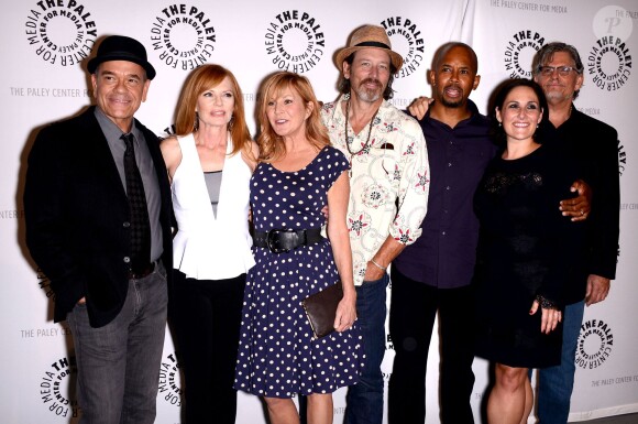 Robert Picardo entouré du cast de China Beach au Paley Center for Media de Los Angeles, le 13 septembre 2013