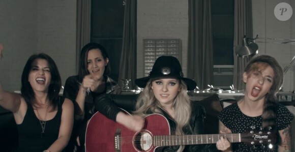 Abigail Breslin dans le clip de You Suck