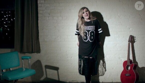 Abigail Breslin dans le clip du titre You Suck