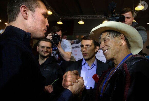 Mickey Rourke, 62 ans, lors de la pesée à la veille de son combat de boxe contre Elliot Seymour, 29 ans, à Moscou, le 27 novembre 2014.