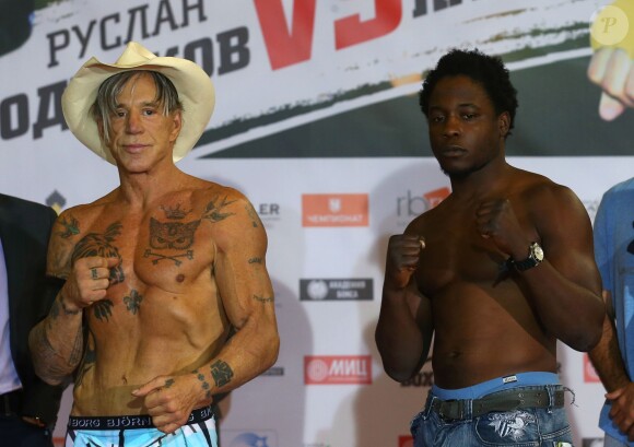 Mickey Rourke, 62 ans, lors de la pesée à la veille de son combat de boxe contre Elliot Seymour, 29 ans, à Moscou, le 27 novembre 2014.