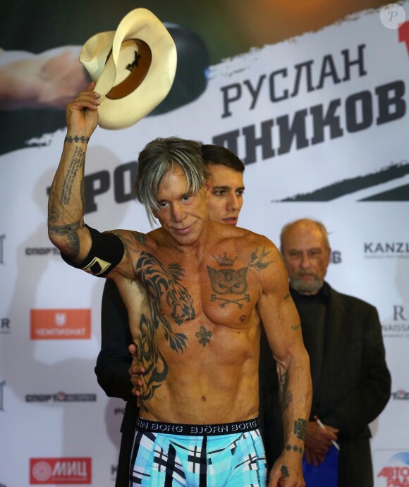 Mickey Rourke, 62 ans, lors de la pesée à la veille de son combat de boxe contre Elliot Seymour, 29 ans, à Moscou, le 27 novembre 2014.