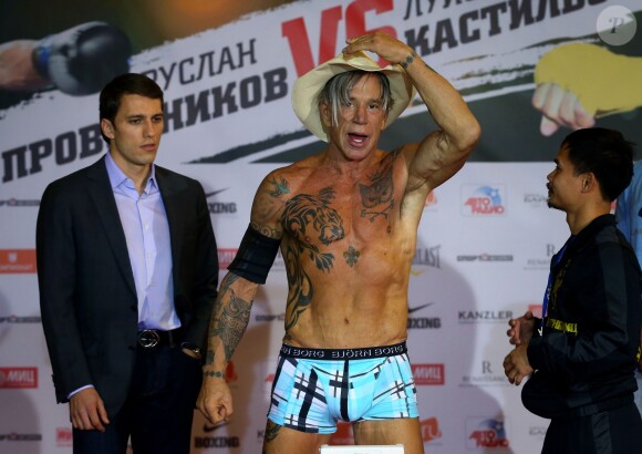 Mickey Rourke, 62 ans, lors de la pesée à la veille de son combat de boxe contre Elliot Seymour, 29 ans, à Moscou, le 27 novembre 2014.