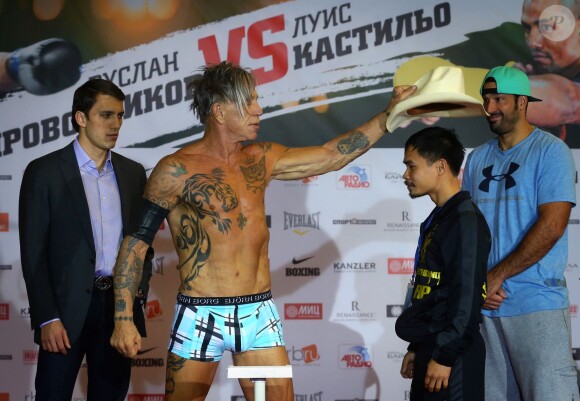 Mickey Rourke, 62 ans, lors de la pesée à la veille de son combat de boxe contre Elliot Seymour, 29 ans, à Moscou, le 27 novembre 2014.