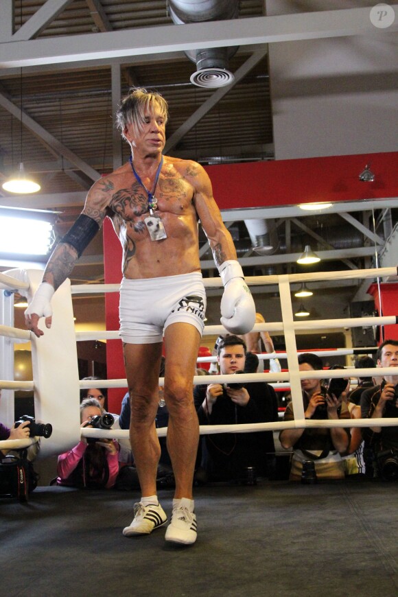 Mickey Rourke, 62 ans, lors d'une séance d'entraînement de boxe à Moscou le 26 novembre 2014, avant son combat contre Elliot Seymour, 29 ans.