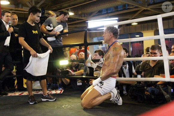 Mickey Rourke, 62 ans, lors d'une séance d'entraînement de boxe à Moscou le 26 novembre 2014, avant son combat contre Elliot Seymour, 29 ans.