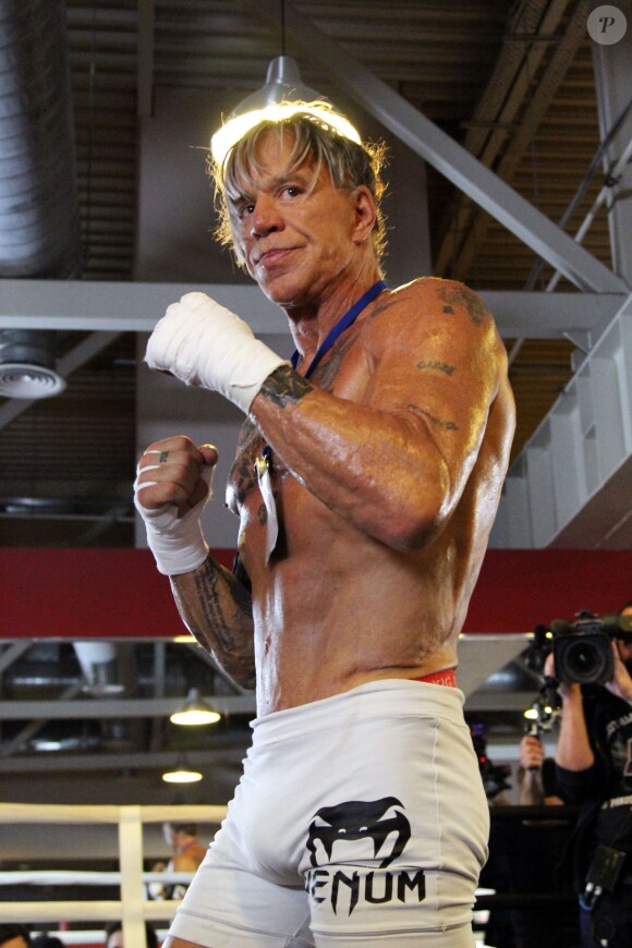 Mickey Rourke, 62 ans, lors d'une séance d'entraînement de boxe à Moscou le 26 novembre 2014, avant son combat contre Elliot Seymour, 29 ans.