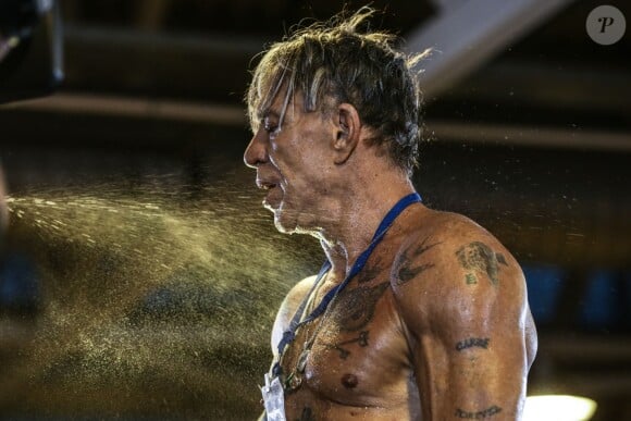 Mickey Rourke, 62 ans, lors d'une séance d'entraînement de boxe à Moscou le 26 novembre 2014, avant son combat contre Elliot Seymour, 29 ans.