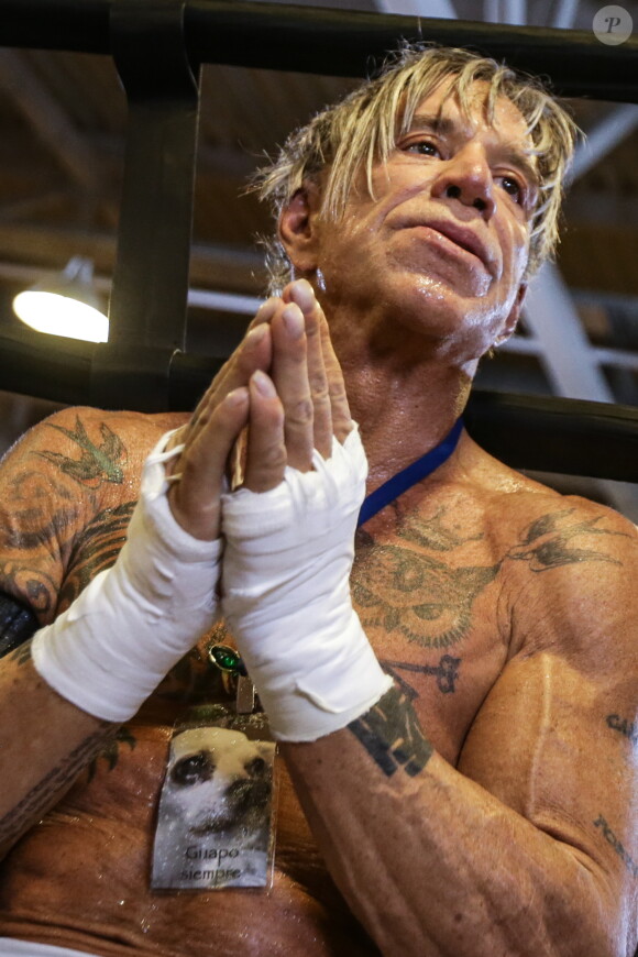 Mickey Rourke, 62 ans, lors d'une séance d'entraînement de boxe à Moscou le 26 novembre 2014, avant son combat contre Elliot Seymour, 29 ans.