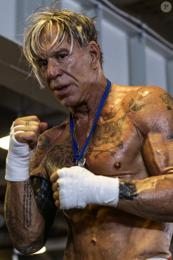 Mickey Rourke, 62 ans, lors d'une séance d'entraînement de boxe à Moscou le 26 novembre 2014, avant son combat contre Elliot Seymour, 29 ans.