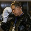 Mickey Rourke, 62 ans, lors d'une séance d'entraînement de boxe à Moscou le 26 novembre 2014, avant son combat contre Elliot Seymour, 29 ans.