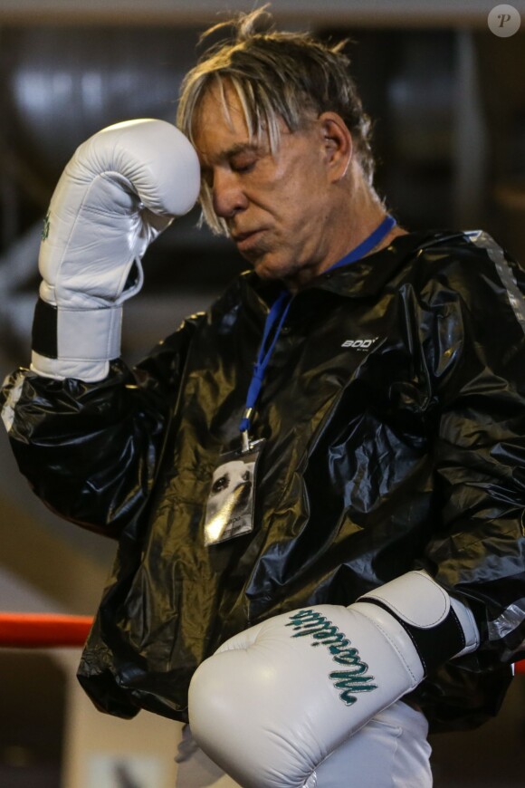 Mickey Rourke, 62 ans, lors d'une séance d'entraînement de boxe à Moscou le 26 novembre 2014, avant son combat contre Elliot Seymour, 29 ans.